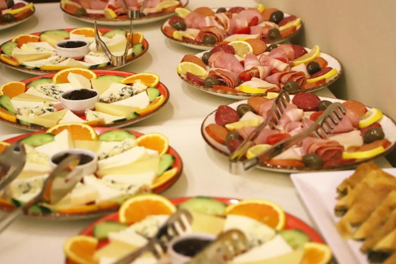 Hotel Colombo Berat Exterior foto A cheese and cold meat buffet