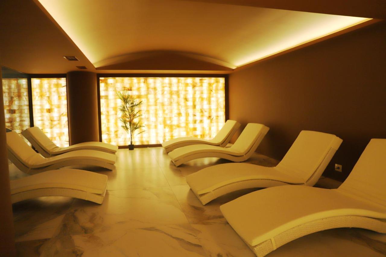 Hotel Colombo Berat Exterior foto A relaxation room at a spa