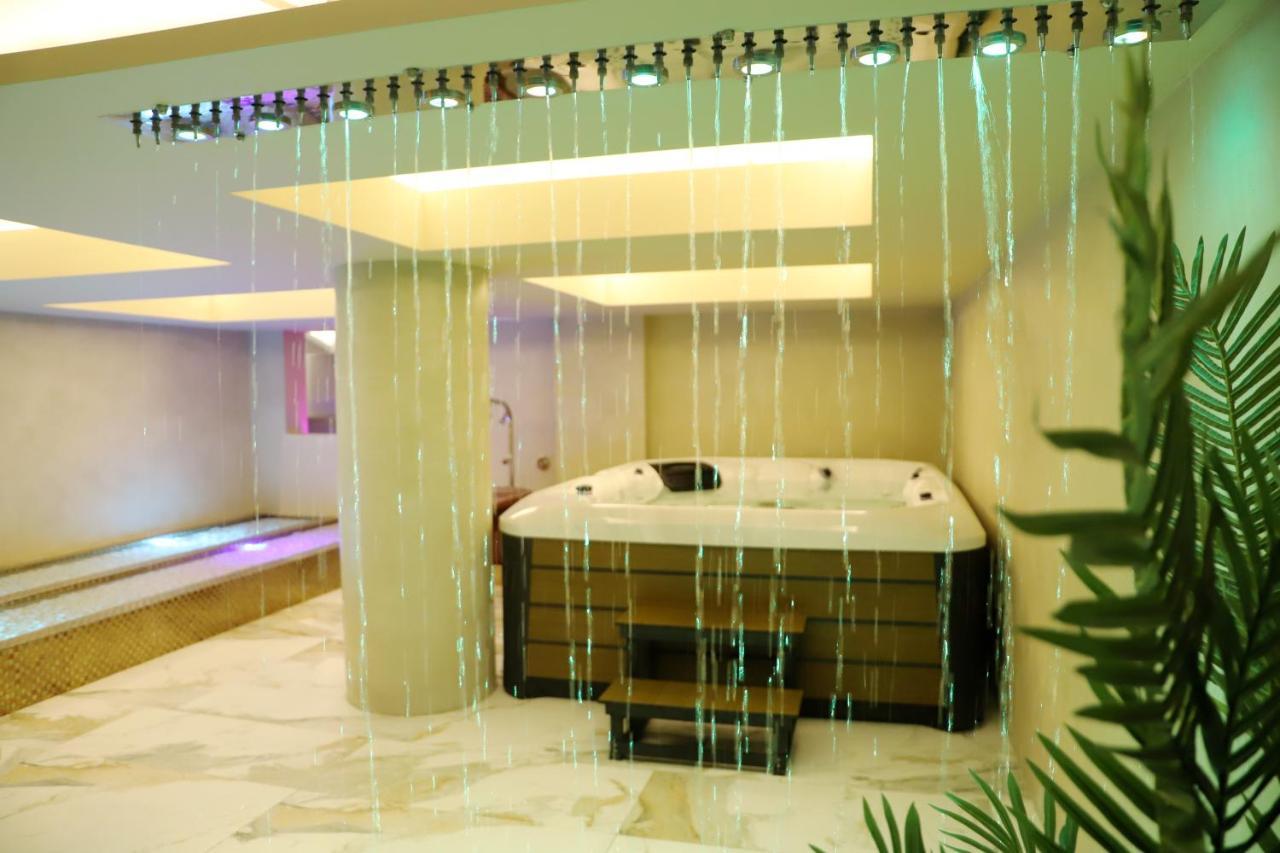 Hotel Colombo Berat Exterior foto A modern spa