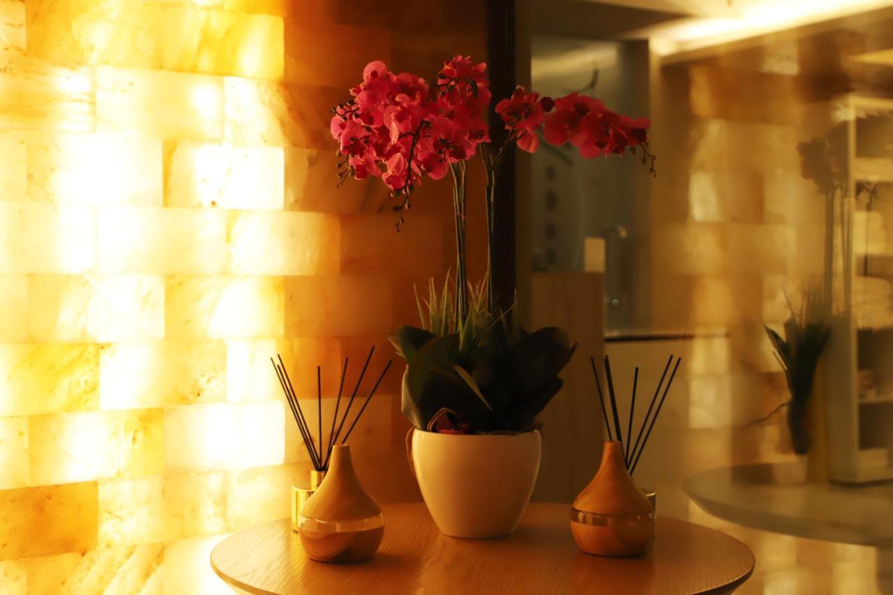 Hotel Colombo Berat Exterior foto A reed diffuser