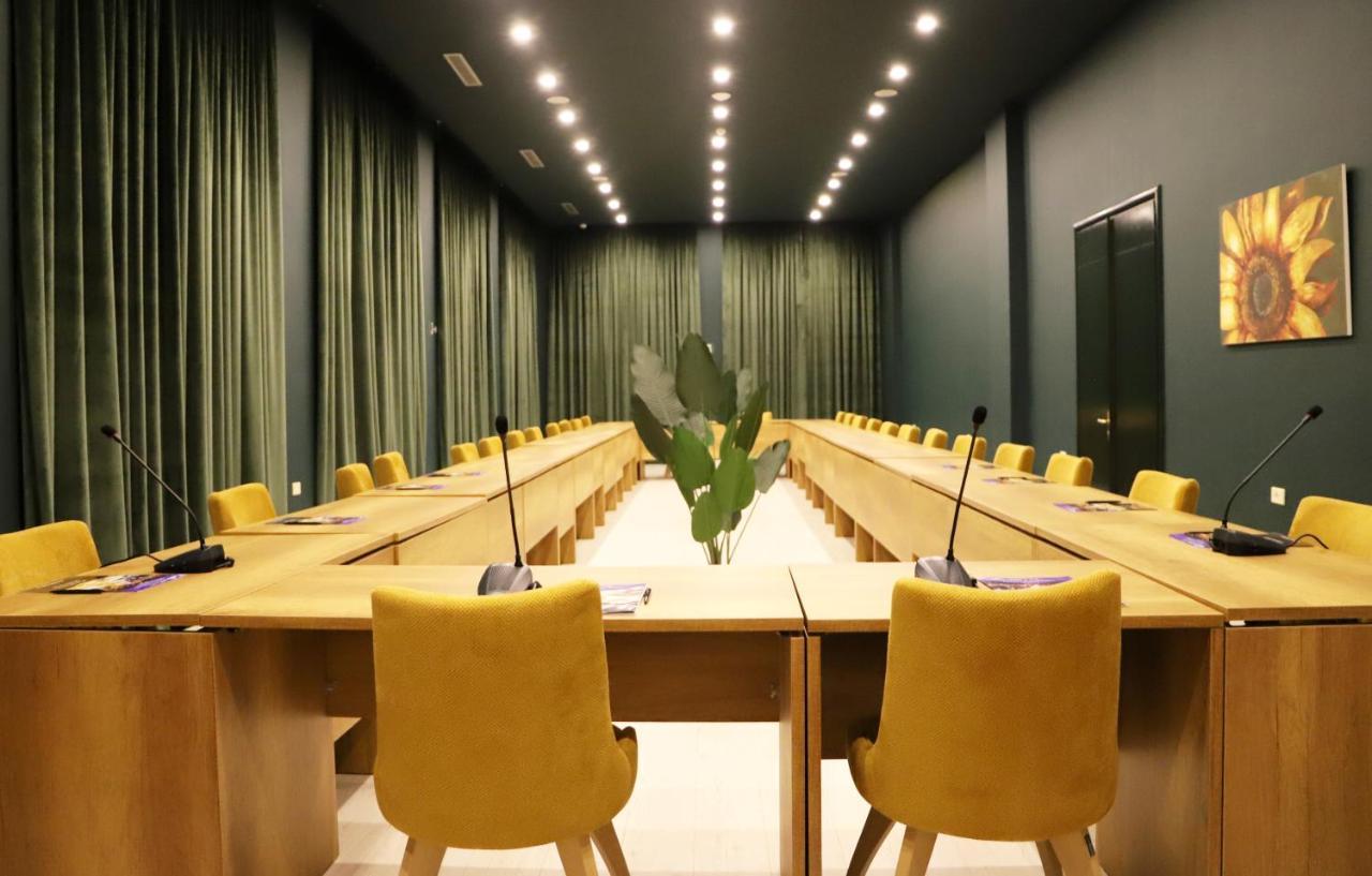 Hotel Colombo Berat Exterior foto The conference room of the UNWTO headquarters