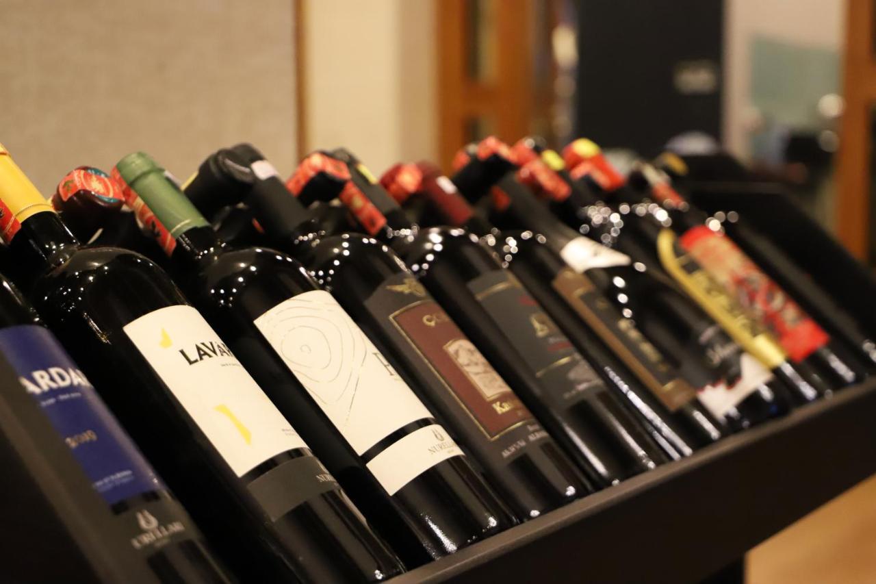 Hotel Colombo Berat Exterior foto A selection of wine bottles