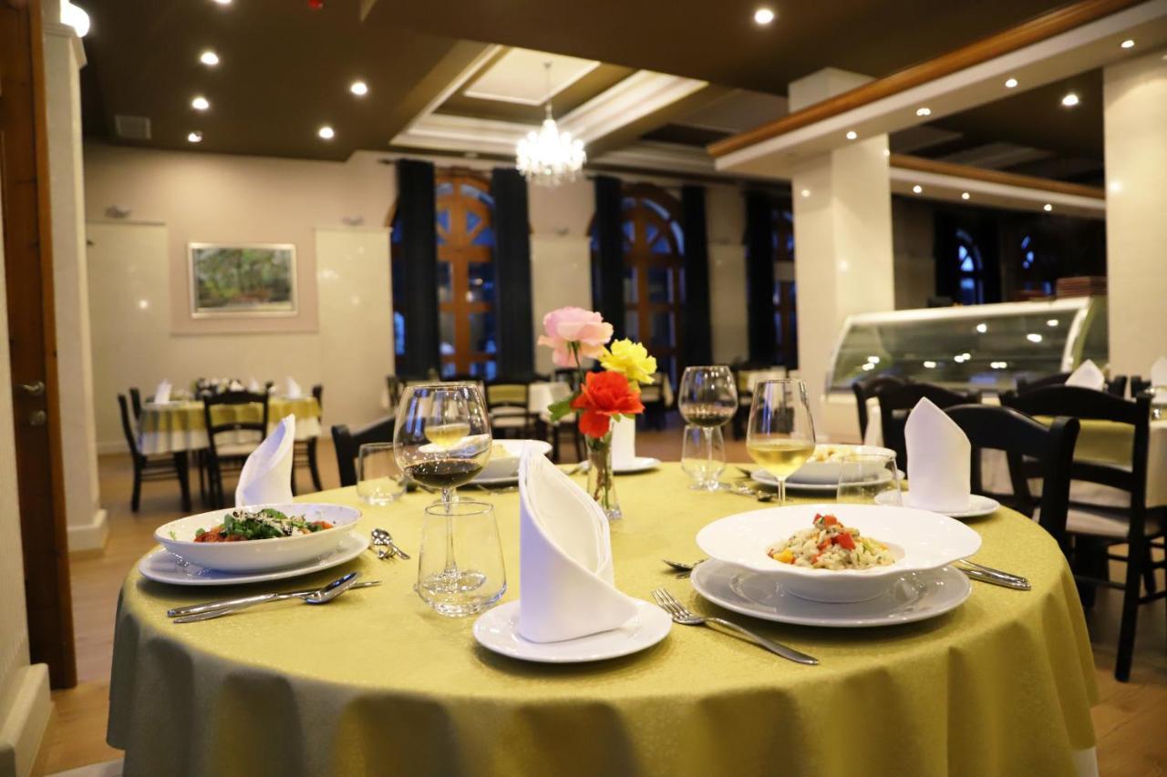 Hotel Colombo Berat Exterior foto Restaurant