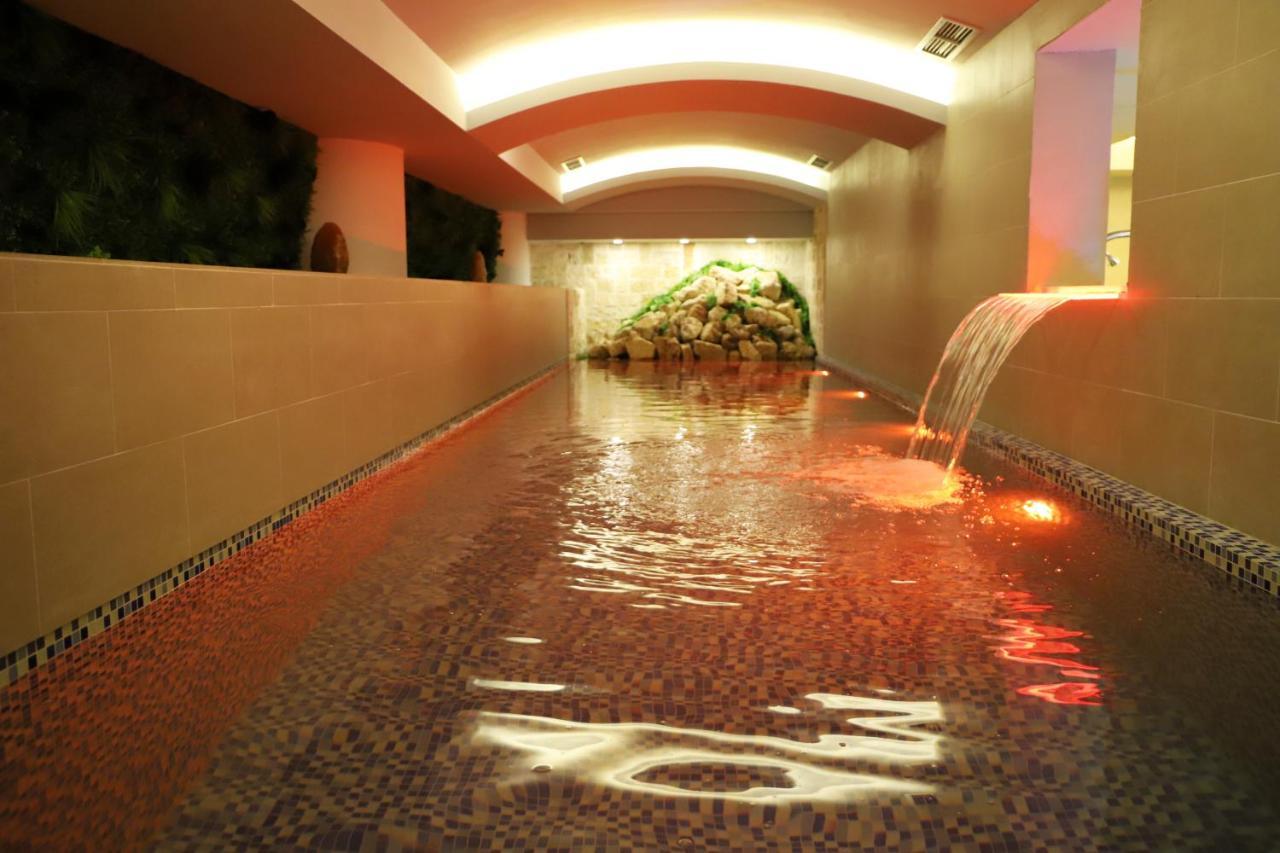 Hotel Colombo Berat Exterior foto A modern onsen in Tokyo