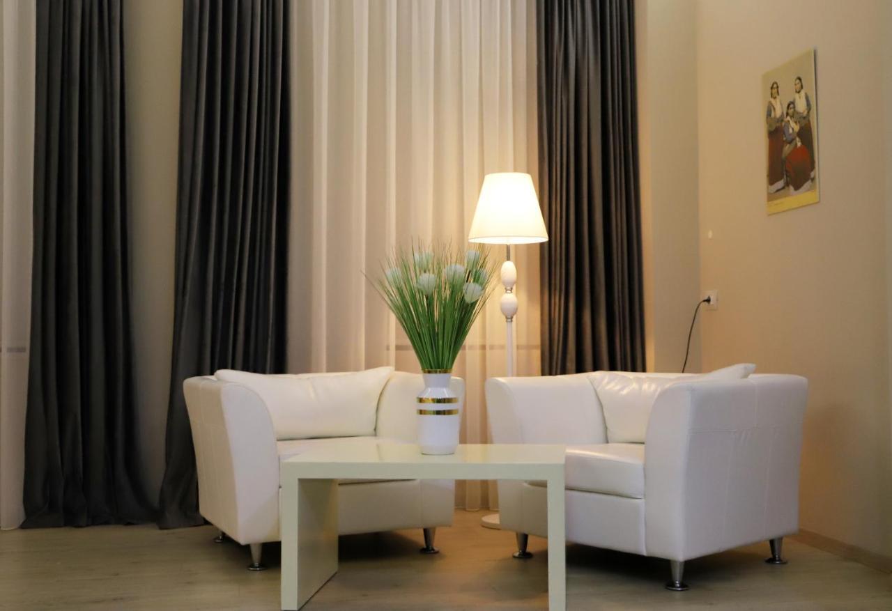 Hotel Colombo Berat Exterior foto A living room with curtains