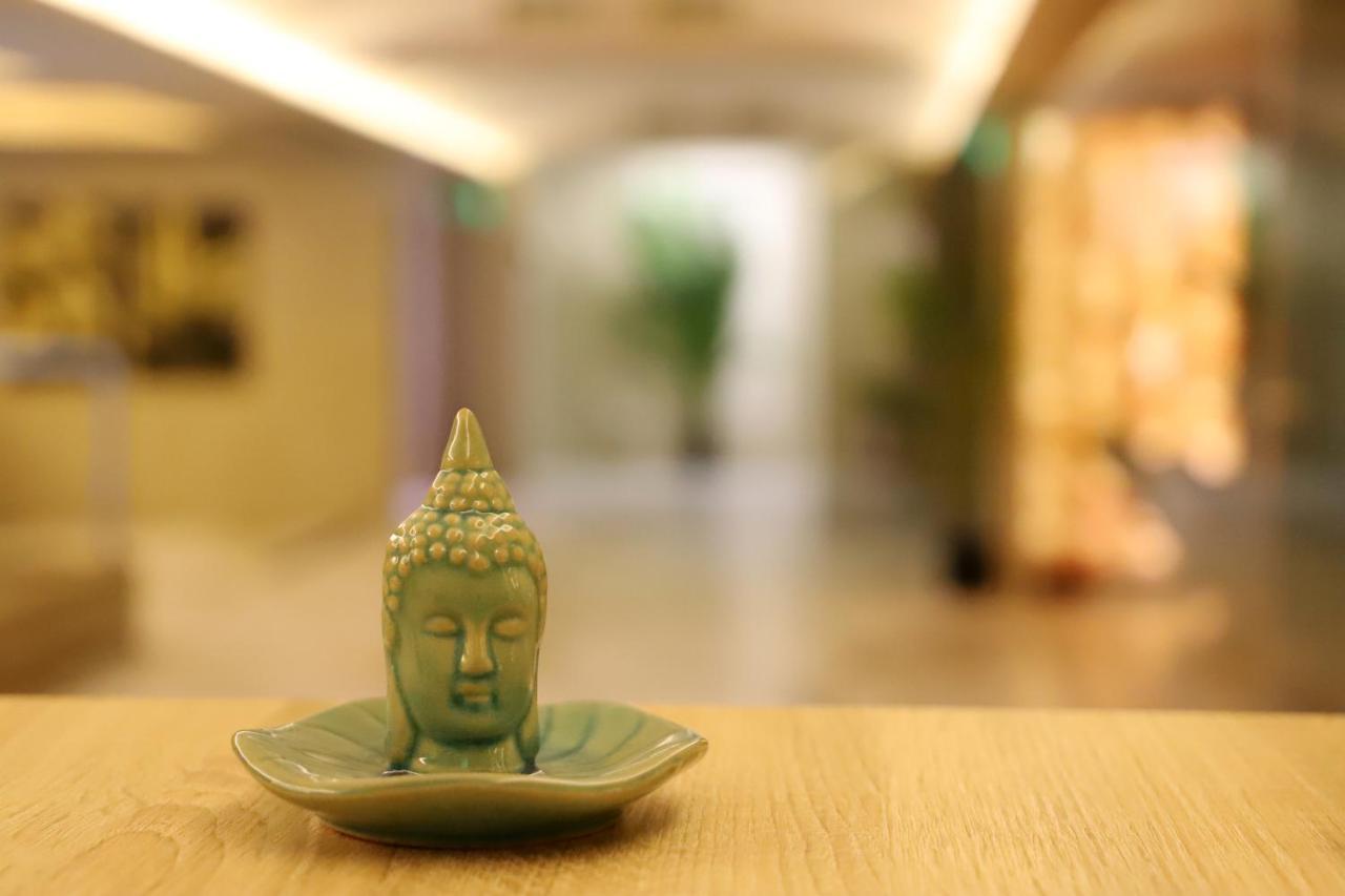 Hotel Colombo Berat Exterior foto A small Buddha statue
