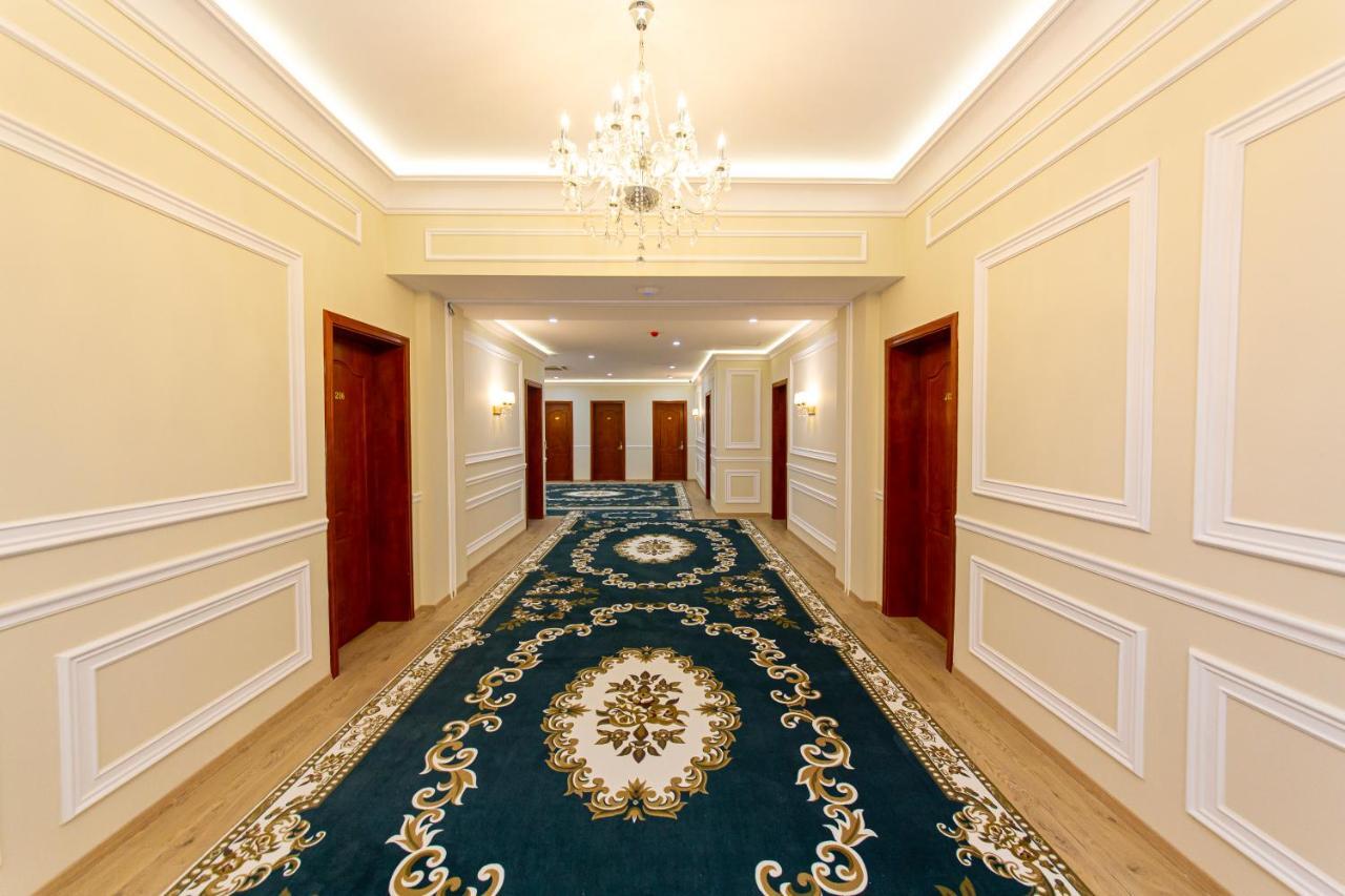 Hotel Colombo Berat Exterior foto A carpet in a hotel