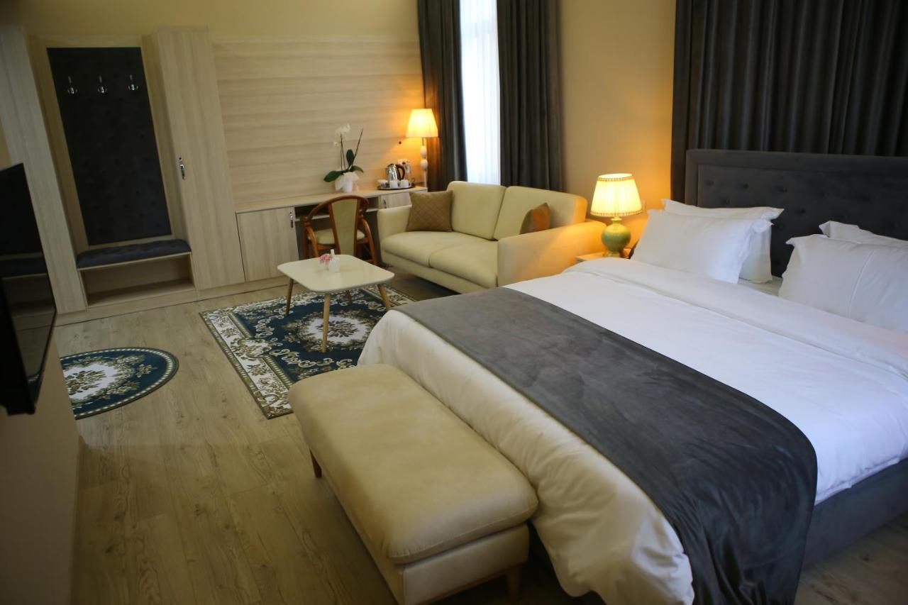 Hotel Colombo Berat Exterior foto A bedroom at the hotel