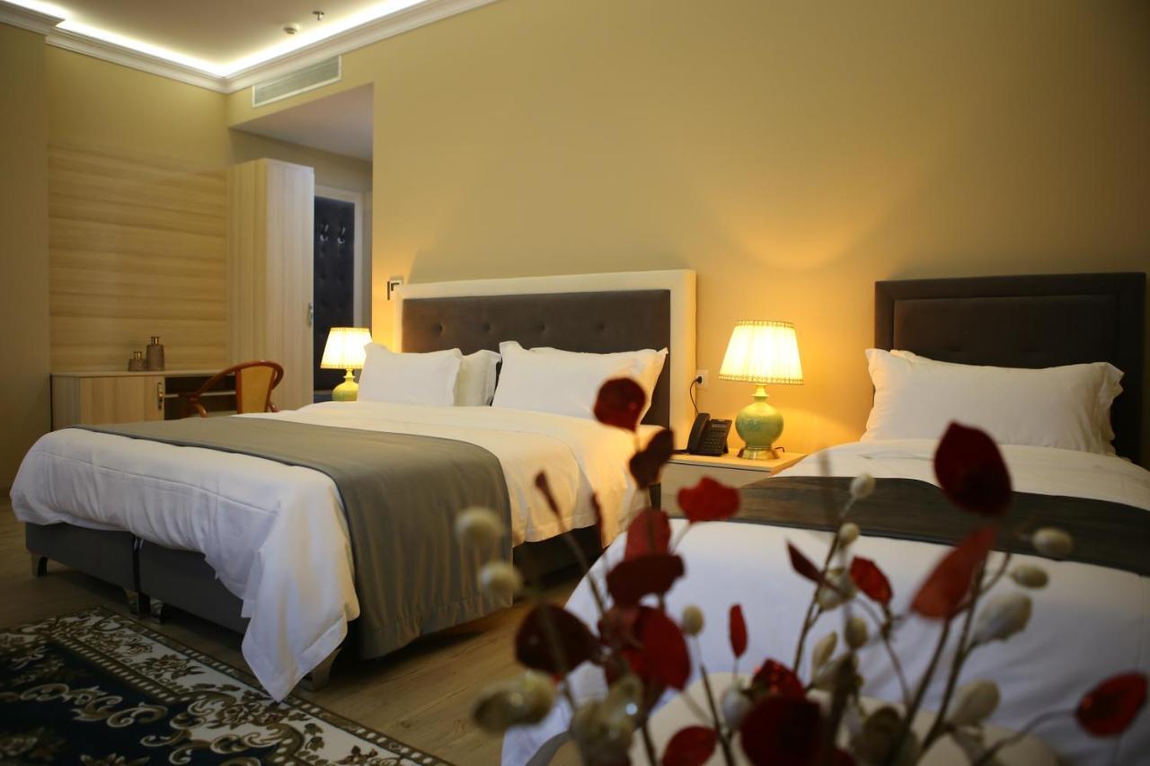 Hotel Colombo Berat Exterior foto A room at the hotel