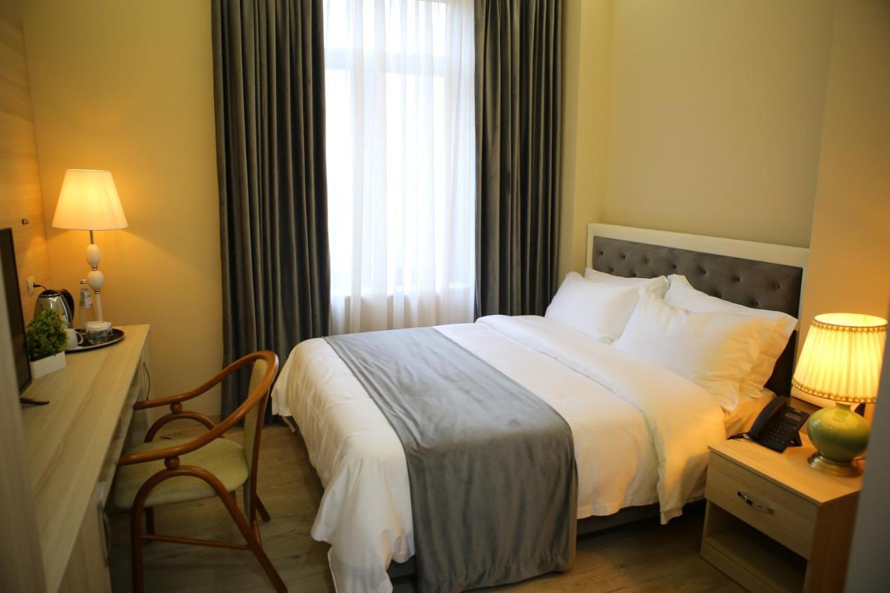 Hotel Colombo Berat Exterior foto A room at the hotel