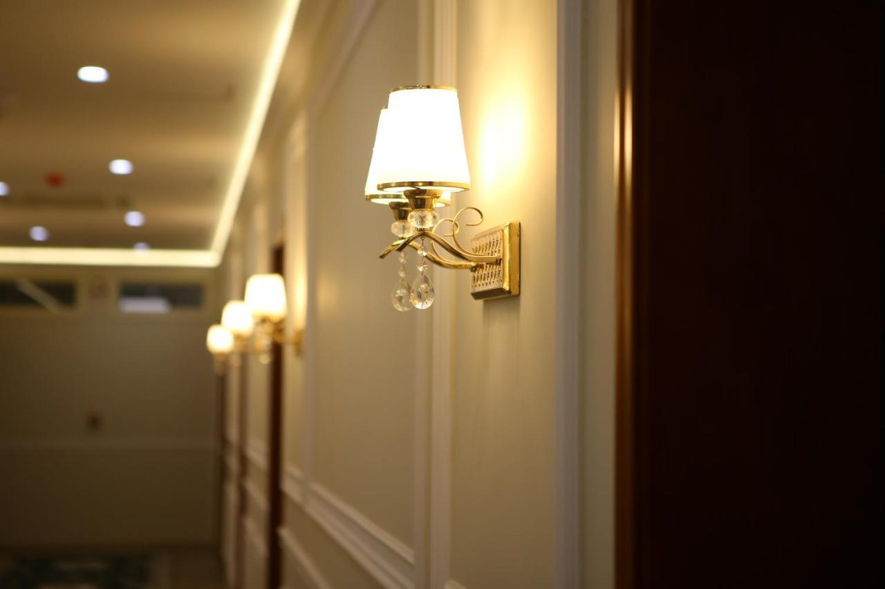 Hotel Colombo Berat Exterior foto A wall light