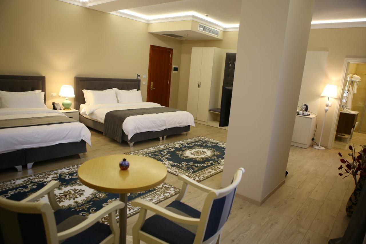 Hotel Colombo Berat Exterior foto A room at the hotel