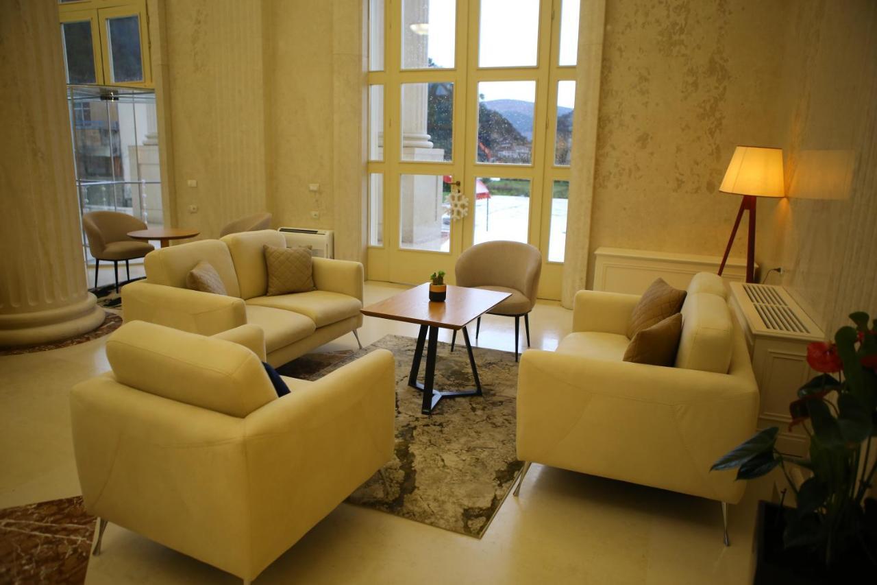 Hotel Colombo Berat Exterior foto The lobby of the hotel