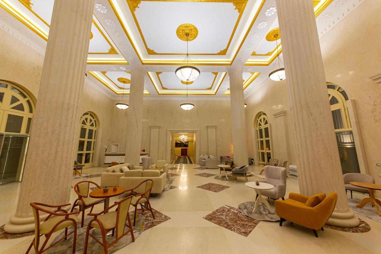 Hotel Colombo Berat Exterior foto The lobby of the hotel